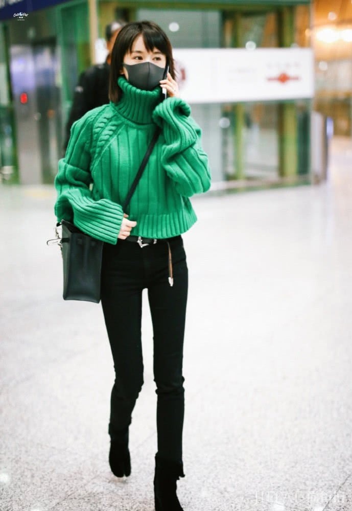 �����ĺ�ɫ����ȹ�����˸߸��ӣ��Ըߴ���ѧ���ͺ�